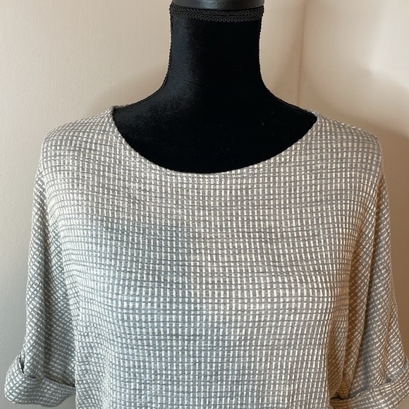 Caution to the wind womens top color grey & white size small - Picture 5 of 8